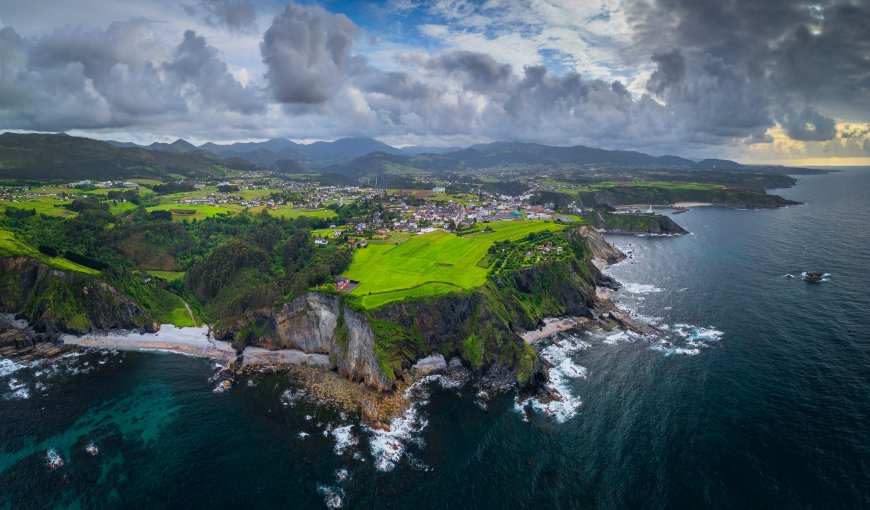 亚速尔群岛海岸悬崖绿野小镇蓝灰云层自然风景电脑壁纸