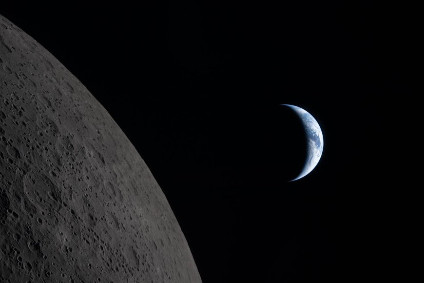 月球表面坑洼纹理与地球新月相映深邃暗蓝太空科幻电脑壁纸