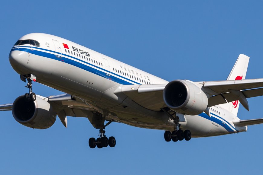 中国国际航空空客A350起落架放下蓝白涂装民航客机汽车电脑壁纸