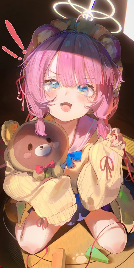 粉发双马尾小女孩怀抱小熊玩偶动漫手机壁纸