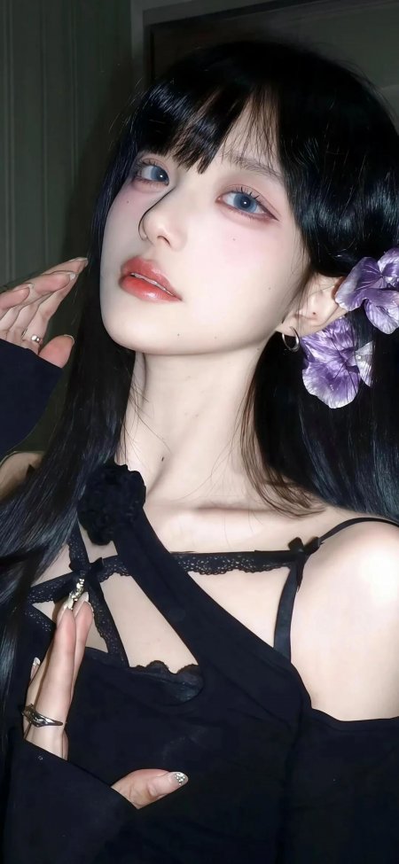 黑发蓝眼少女紫花点缀黑蕾丝吊带暗紫人物摄影手机壁纸