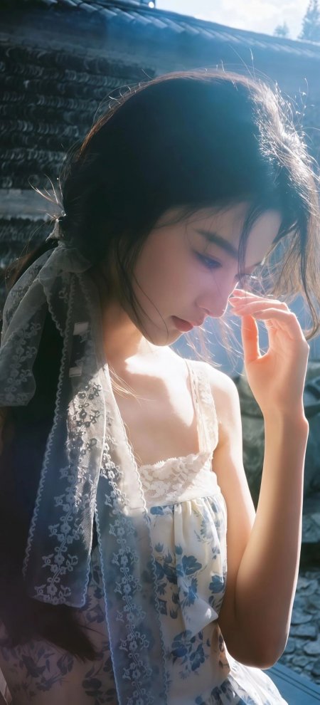 黑发少女蓝白碎花吊带裙侧颜低眸暖光人物摄影手机壁纸