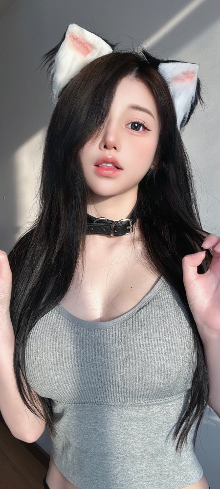 黑长直少女戴猫耳发饰灰衣浅笑暖光人物摄影手机壁纸