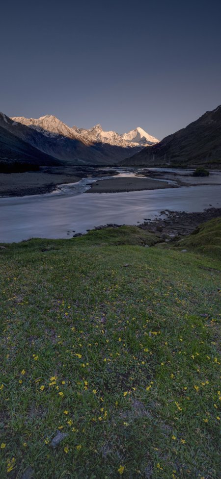 雪山巍峨河谷蜿蜒草甸黄花点缀蓝紫调自然风景手机壁纸