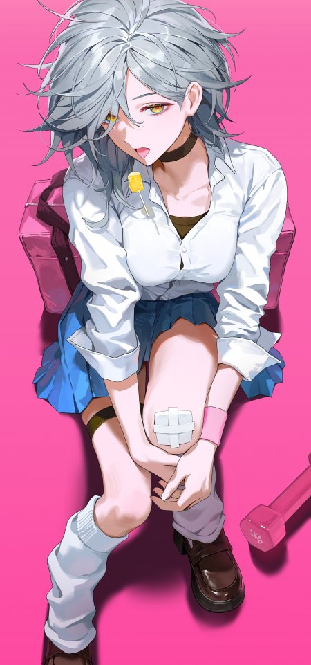 银发黄瞳少女白衬衫蓝裙坐姿手持棒棒糖粉紫动漫手机壁纸