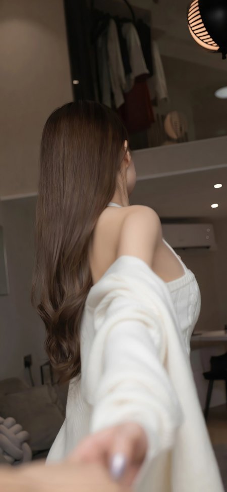 长发美女回眸伸手暖白人物摄影手机壁纸