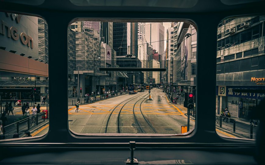 香港电车窗外街景高楼林立黄线轨道都市人文风土创意电脑壁纸