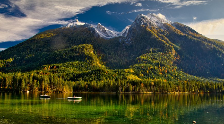 阿尔卑斯山湖光山色倒影翠绿秋林蓝白风景电脑壁纸