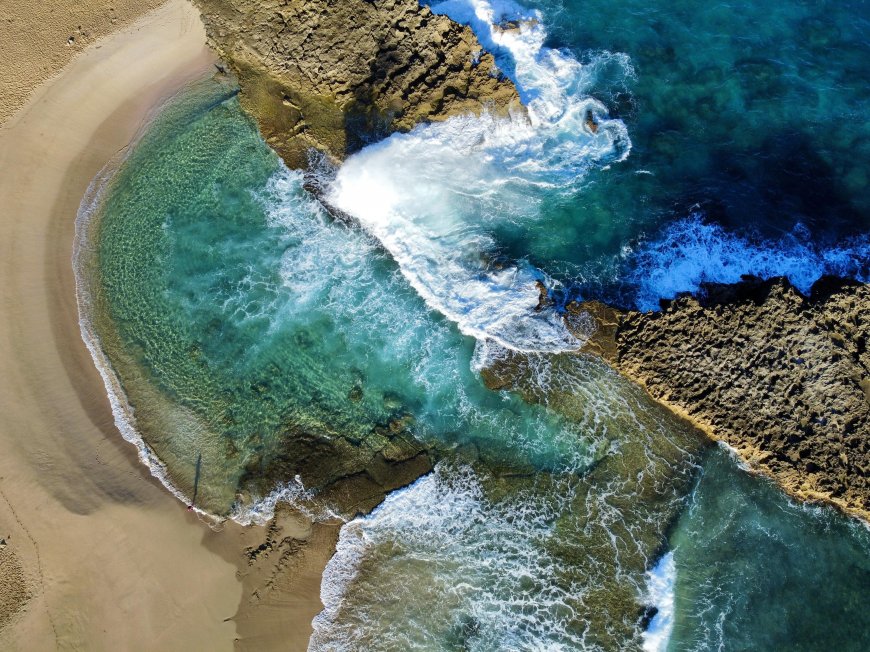 海岸湾礁石浪花碧蓝清澈自然风景电脑壁纸