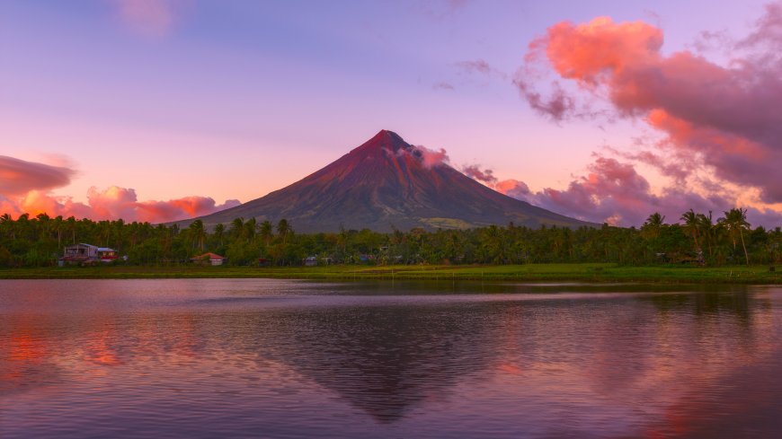 马荣火山倒影湖畔日落粉紫风景电脑壁纸