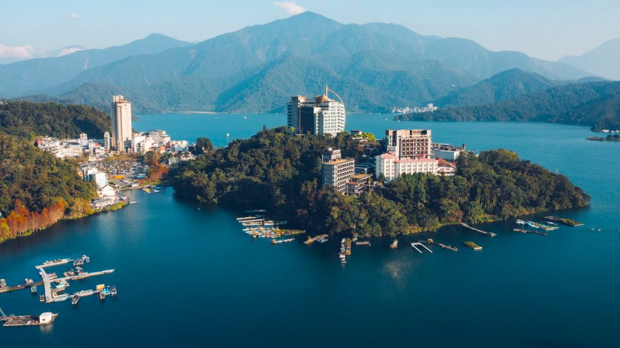 日月潭湖光山色环湖建筑群蓝绿风景电脑壁纸