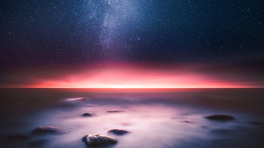 星空银河横贯天际粉紫渐变海面礁石静谧风景电脑壁纸
