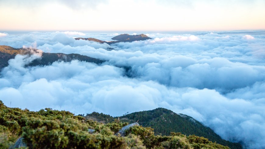 云海翻涌山峰隐现蓝白风景电脑壁纸