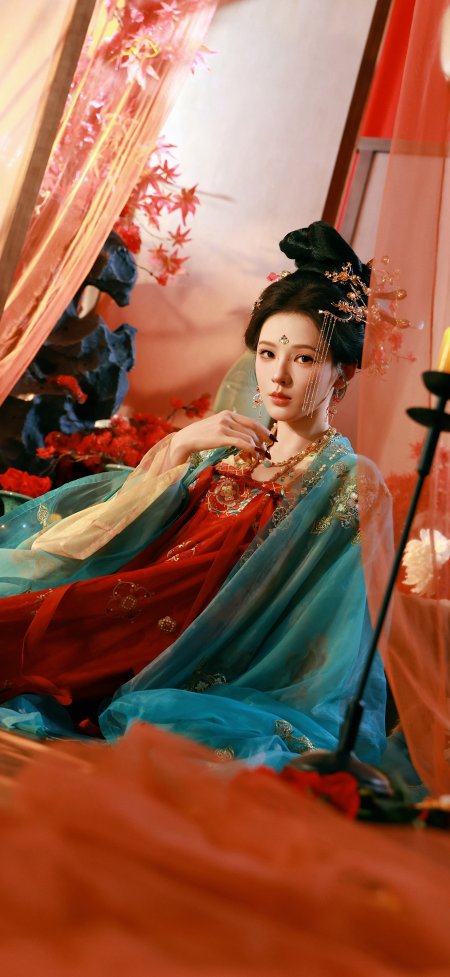 古风美女红蓝纱裙金饰点缀暖红人文风土手机壁纸