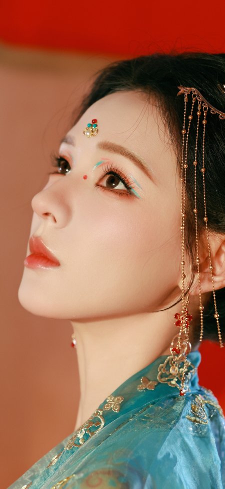 古风少女青衣金绣额饰红背景暖金人物摄影手机壁纸