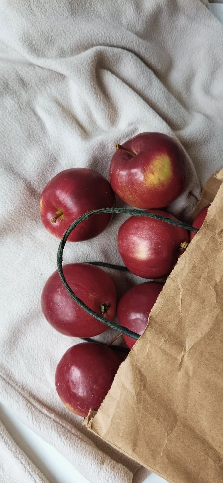 红苹果纸袋倾出鲜红饱满静物特写食物手机壁纸