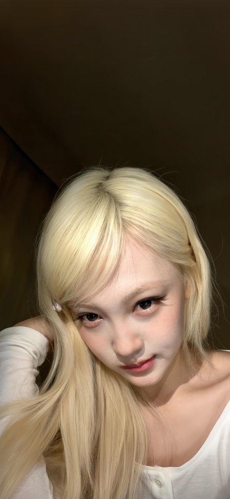 金发少女侧颜凝视暖调人物摄影手机壁纸