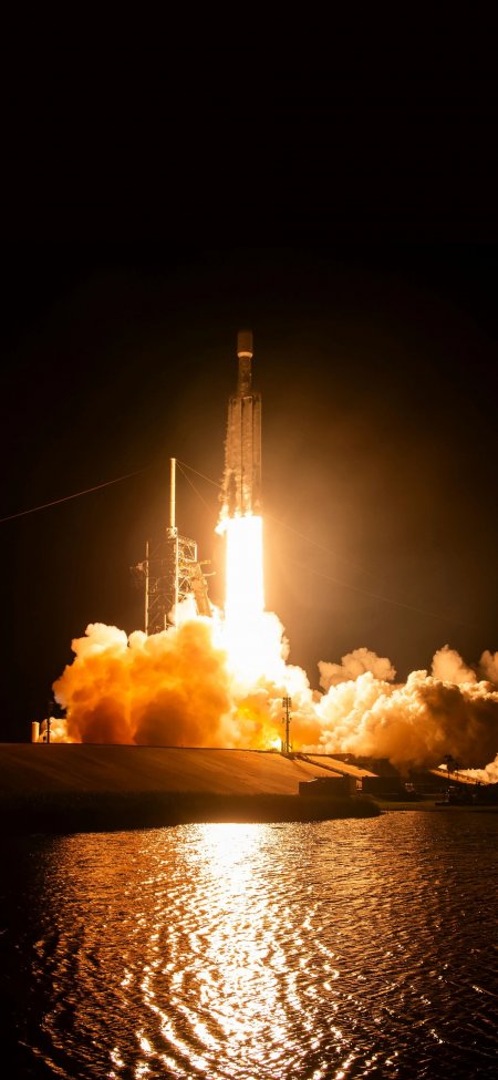 猎鹰九号火箭夜间发射升空橙金火光映水太空科幻手机壁纸