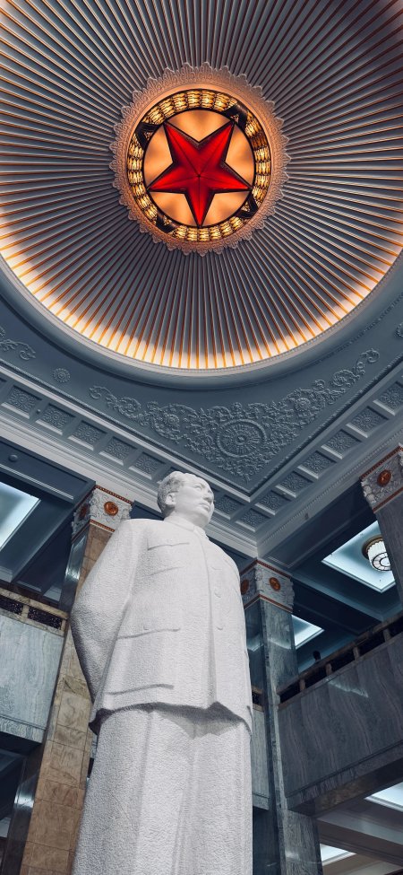 毛泽东白色石雕立像仰望红五星穹顶蓝灰建筑手机壁纸