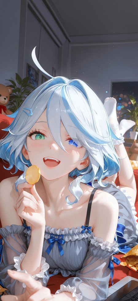 银发异色瞳少女手持薯片微笑蓝白柔光动漫手机壁纸
