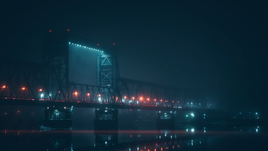 夜雾中钢铁桥梁灯火倒影蓝紫城市建筑电脑壁纸