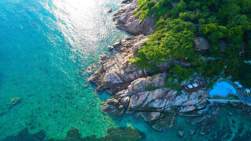 碧海礁石绿林泳池俯瞰热带海岛风景电脑壁纸