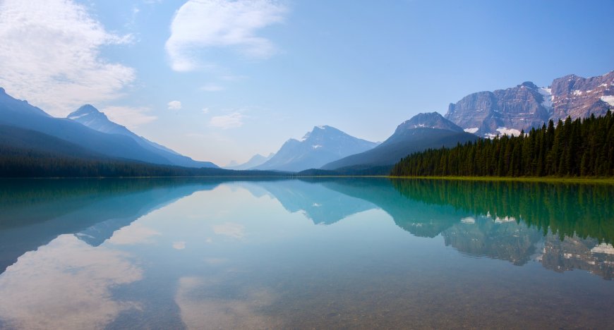 加拿大落基山脉翡翠湖倒影蓝天白云青绿风景电脑壁纸