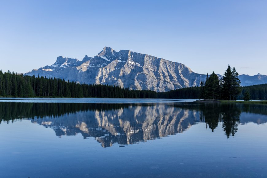 加拿大落基山脉湖面倒影蓝白风景电脑壁纸