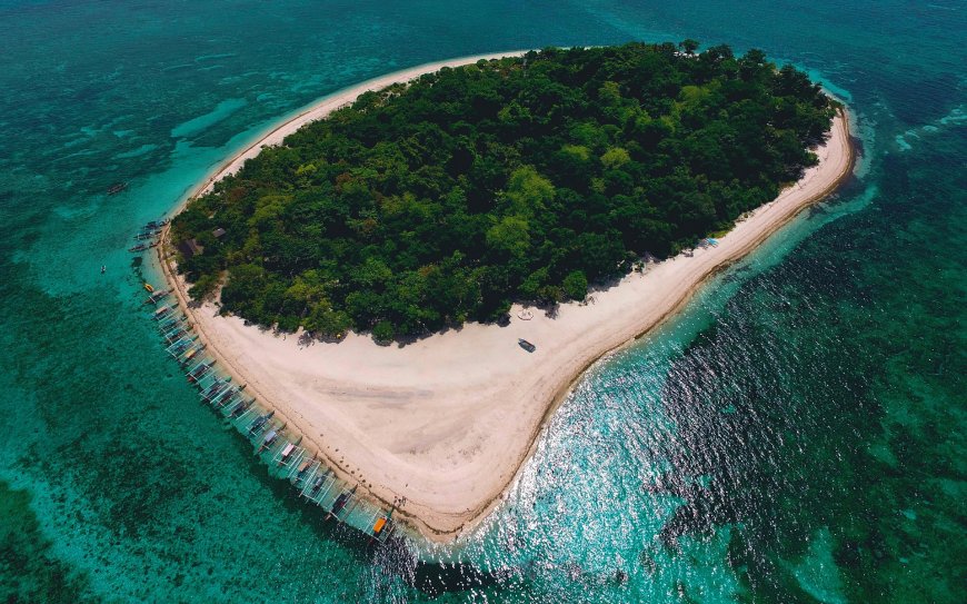 心形热带小岛白沙滩绿林环绕碧海清澈风景电脑壁纸