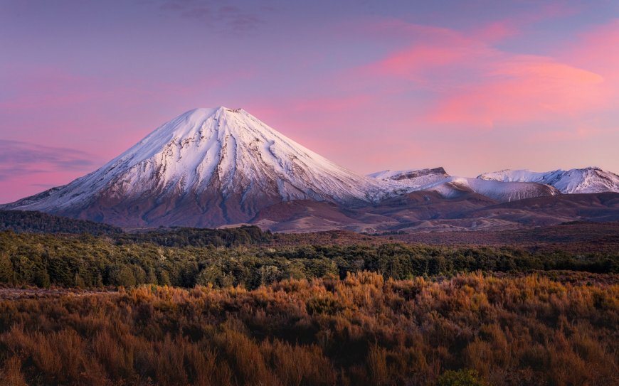 新西兰塔拉纳基山雪峰日落粉紫风景电脑壁纸