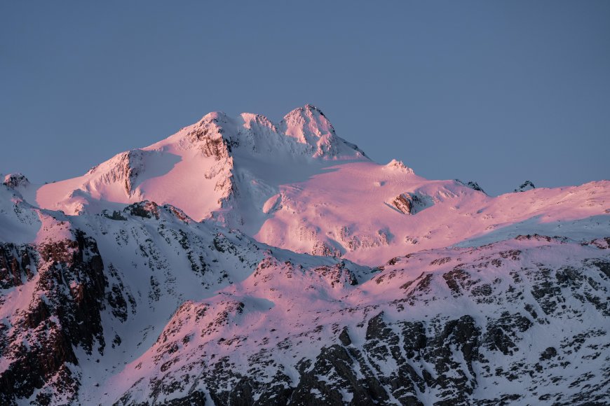 雪山巍峨峰顶染粉霞光蓝紫渐变风景电脑壁纸