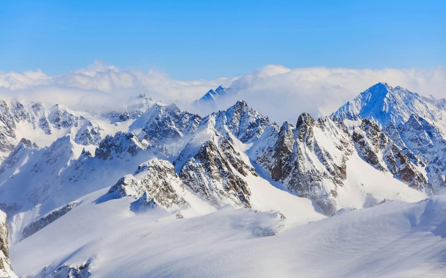 雪山巍峨峰峦叠嶂白雪覆盖云海缭绕蓝白风景电脑壁纸