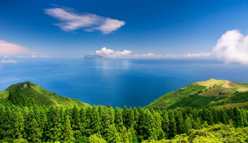 亚速尔群岛绿意山丘环抱蔚蓝海洋蓝白风景电脑壁纸