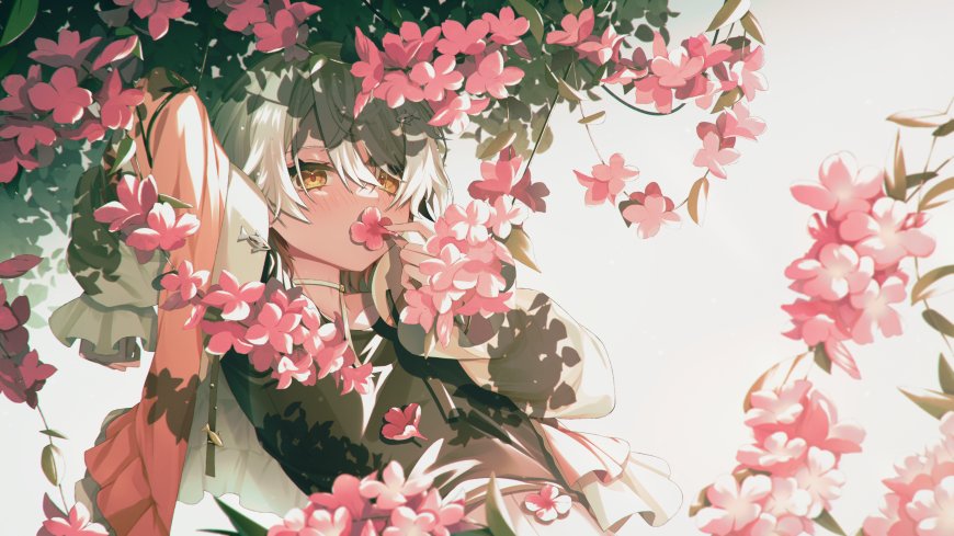 银发金瞳少女捧花浅笑粉白花卉环绕动漫电脑壁纸
