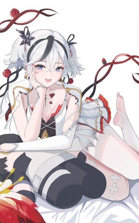 椿鸣潮白发蓝眼少女托腮微笑红黑装饰动漫手机壁纸