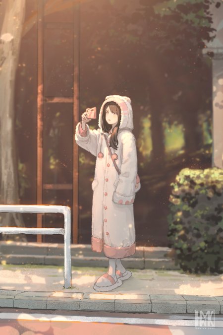 动漫少女穿粉白连帽长外套手持手机自拍暖橙人文风土手机壁纸