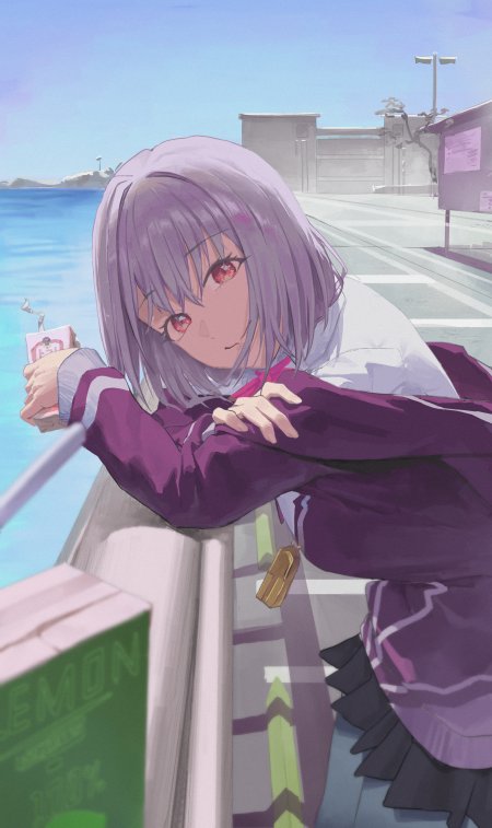 紫发红瞳少女倚栏持饮蓝紫动漫手机壁纸