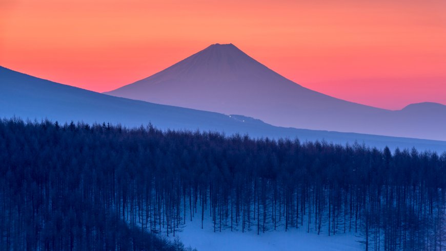 富士山雪峰层叠橙红渐变蓝紫风景电脑壁纸