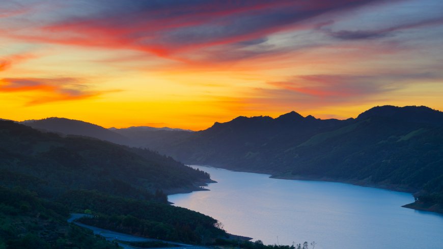 湖光山色日落余晖橙红蓝紫风景电脑壁纸