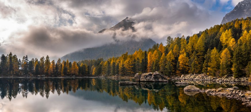 秋日山湖倒影金黄层林云雾缭绕蓝灰风景电脑壁纸