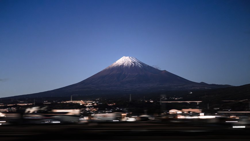 富士山雪顶巍峨夜空深蓝静谧风景电脑壁纸