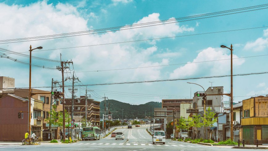 日本小镇街道绿树成荫蓝天白云清新城市建筑电脑壁纸