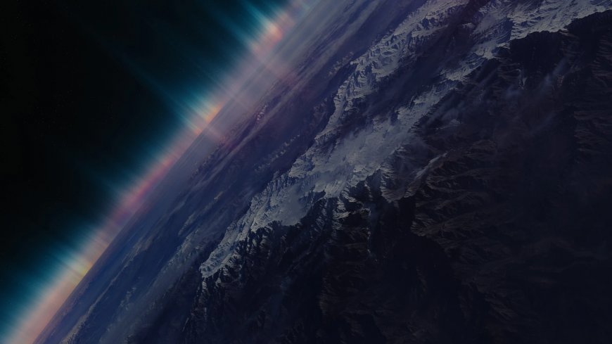 地球大气层极光辉映雪山轮廓暗蓝太空科幻电脑壁纸