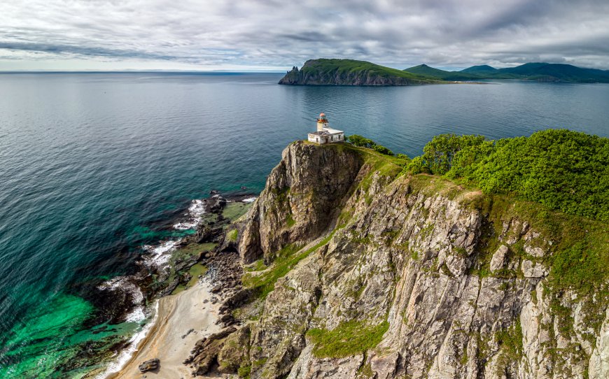 灯塔矗立悬崖碧海青山灰蓝自然风景电脑壁纸