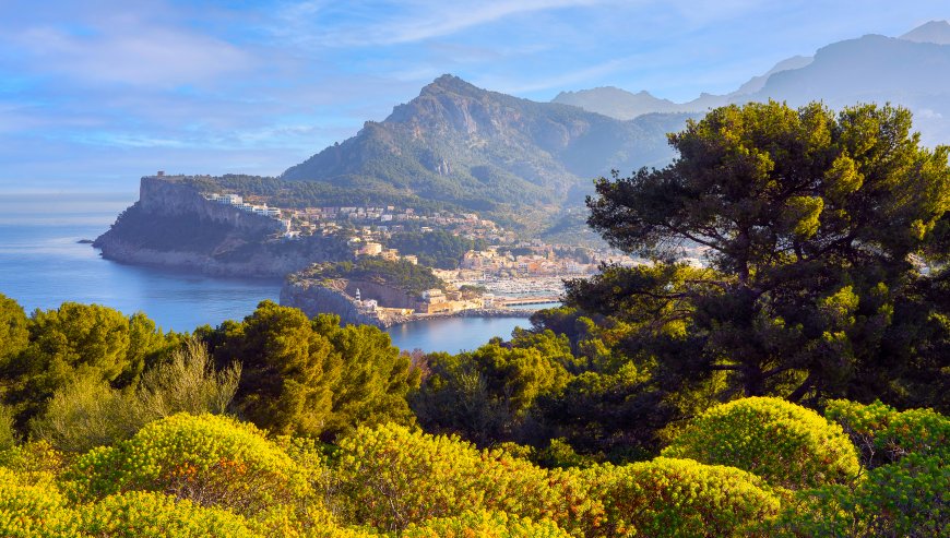 地中海沿岸山城小镇依山傍海蓝白风景电脑壁纸