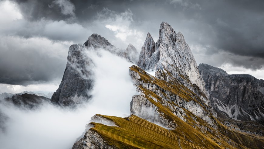 多洛米蒂山脉云雾缭绕灰白暗黑风景电脑壁纸