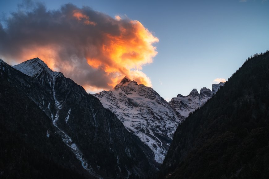 雪山巍峨云霞燃烧橙红蓝调自然风景电脑壁纸