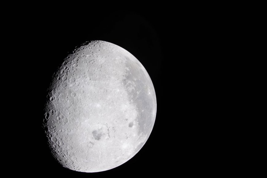 月球表面环形山清晰灰白太空科幻电脑壁纸
