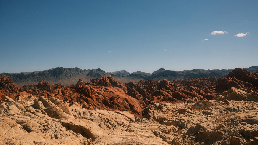 红色岩层峡谷地貌壮阔赭红自然风景电脑壁纸