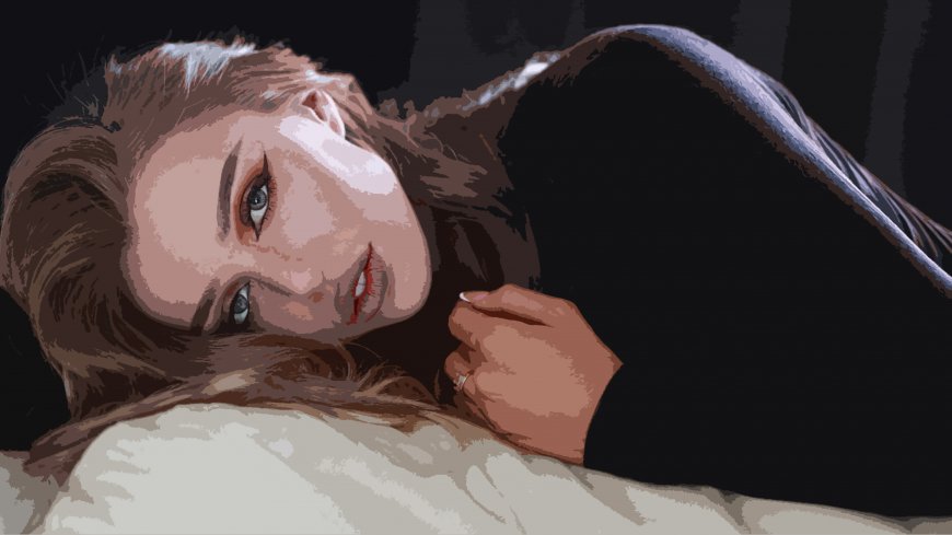 长发蓝眼美女侧卧凝视暗调绘画电脑壁纸